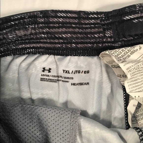 Kidsβ Under Armour Large Logo Graphic Patterned Shorts Size XL - Picture 3 of 7